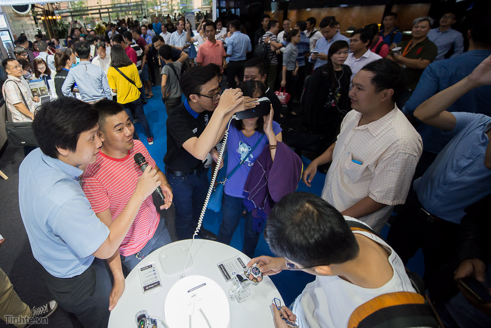 Khai truong Samsung Store - Tinhte.vn-5.jpg