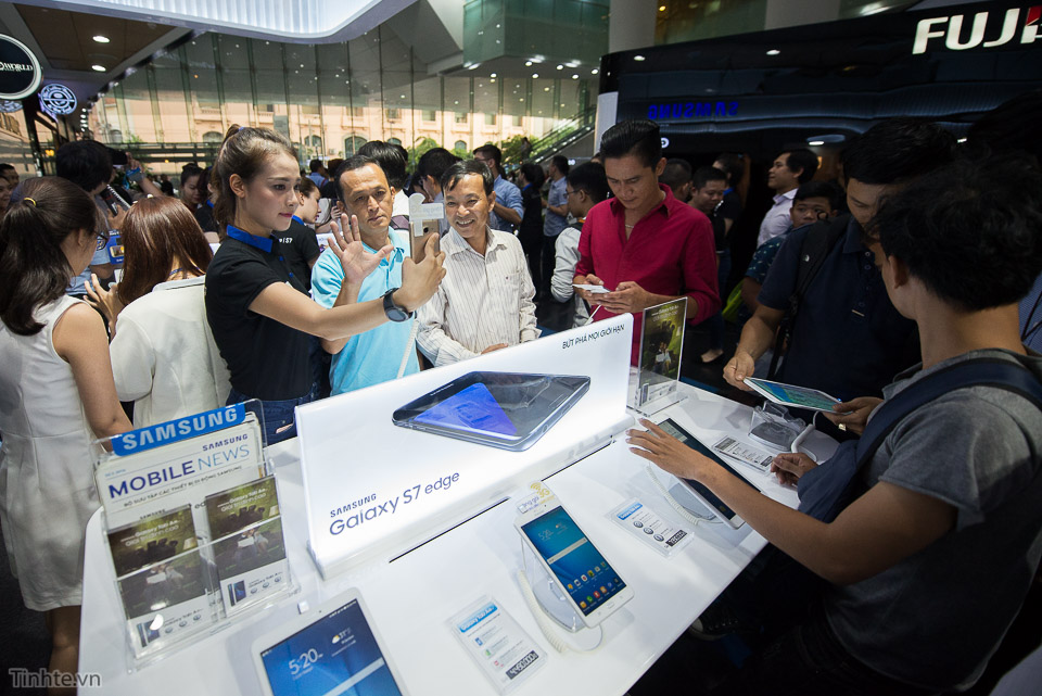 Khai truong Samsung Store - Tinhte.vn-6.jpg
