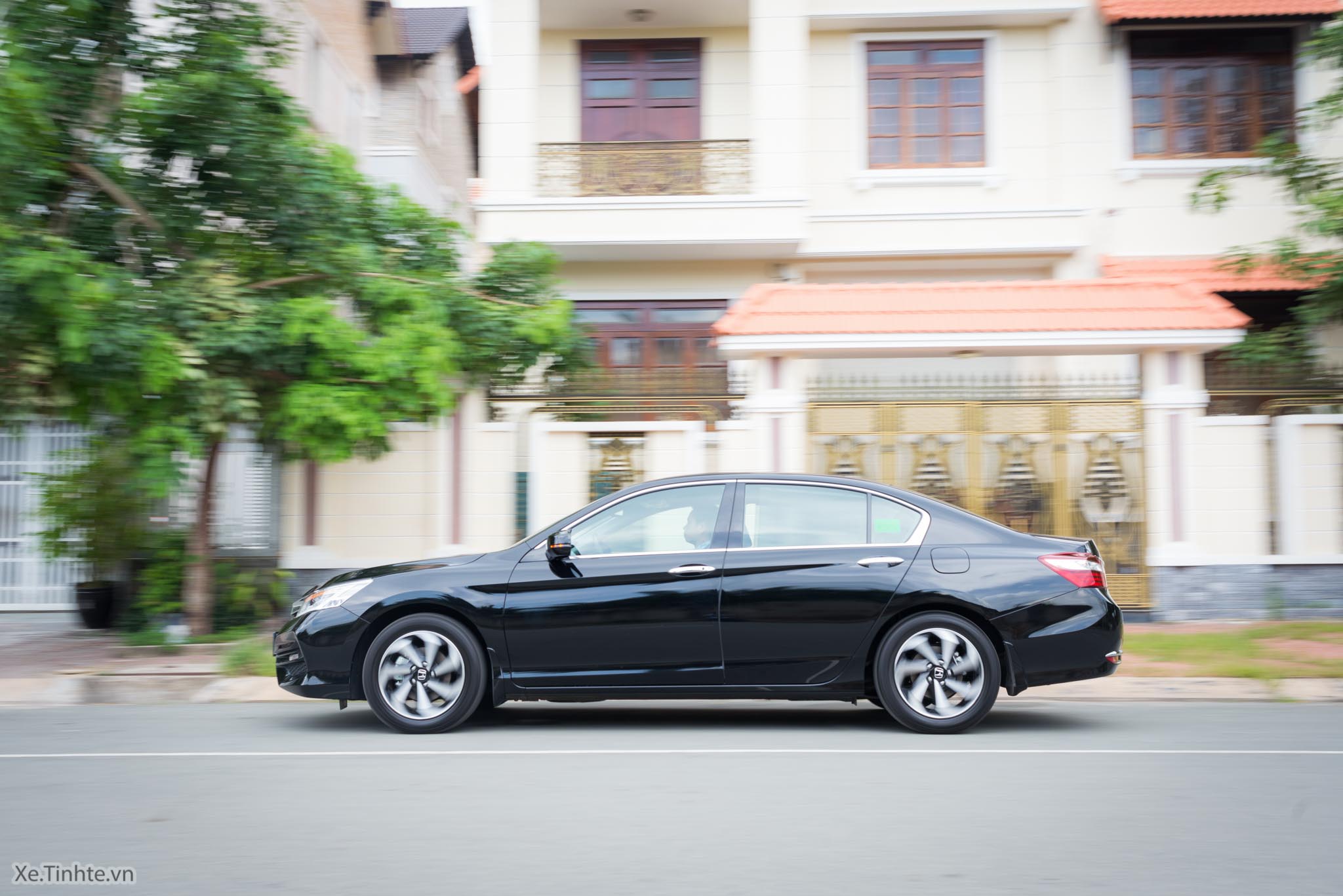 Xe.Tinhte.vn-Lai-thu-Honda-Accord-2016-full-60.jpg