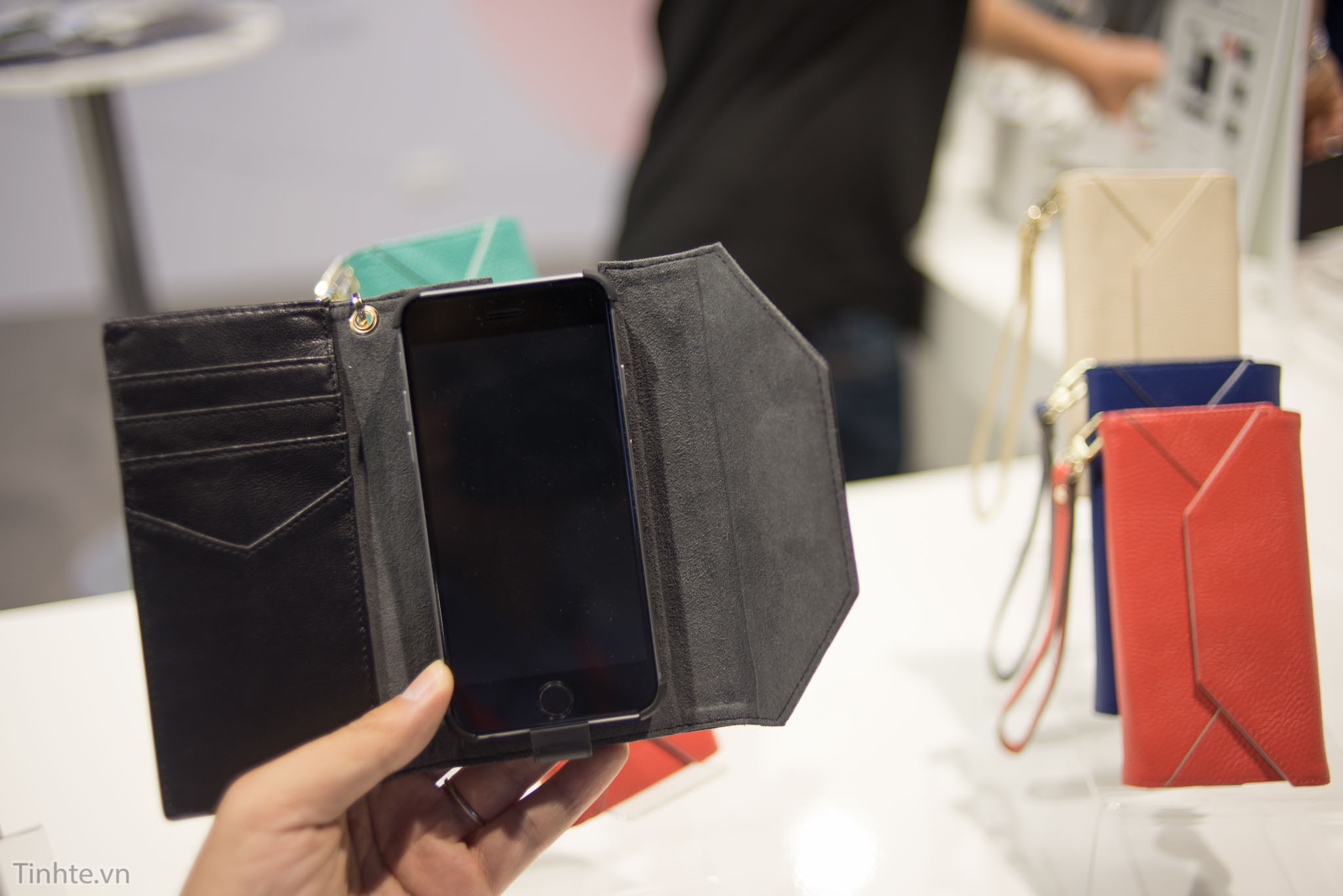 Tren_tay_vi_thong_minh_orbit_wallet_tinhte.vn-7.jpg