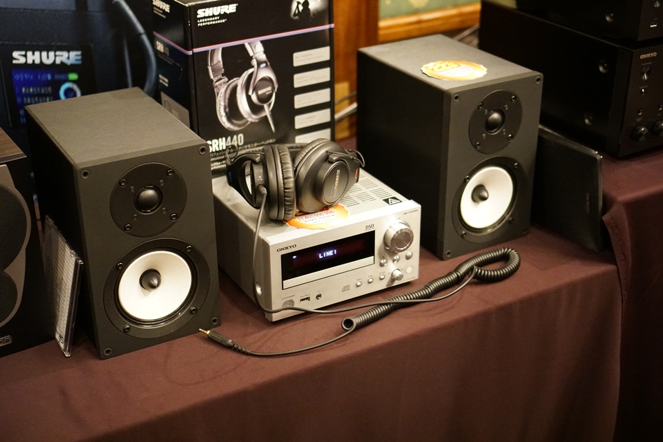 monospace-avshow-2016-onkyo-stereo-hifi-set-up.JPG