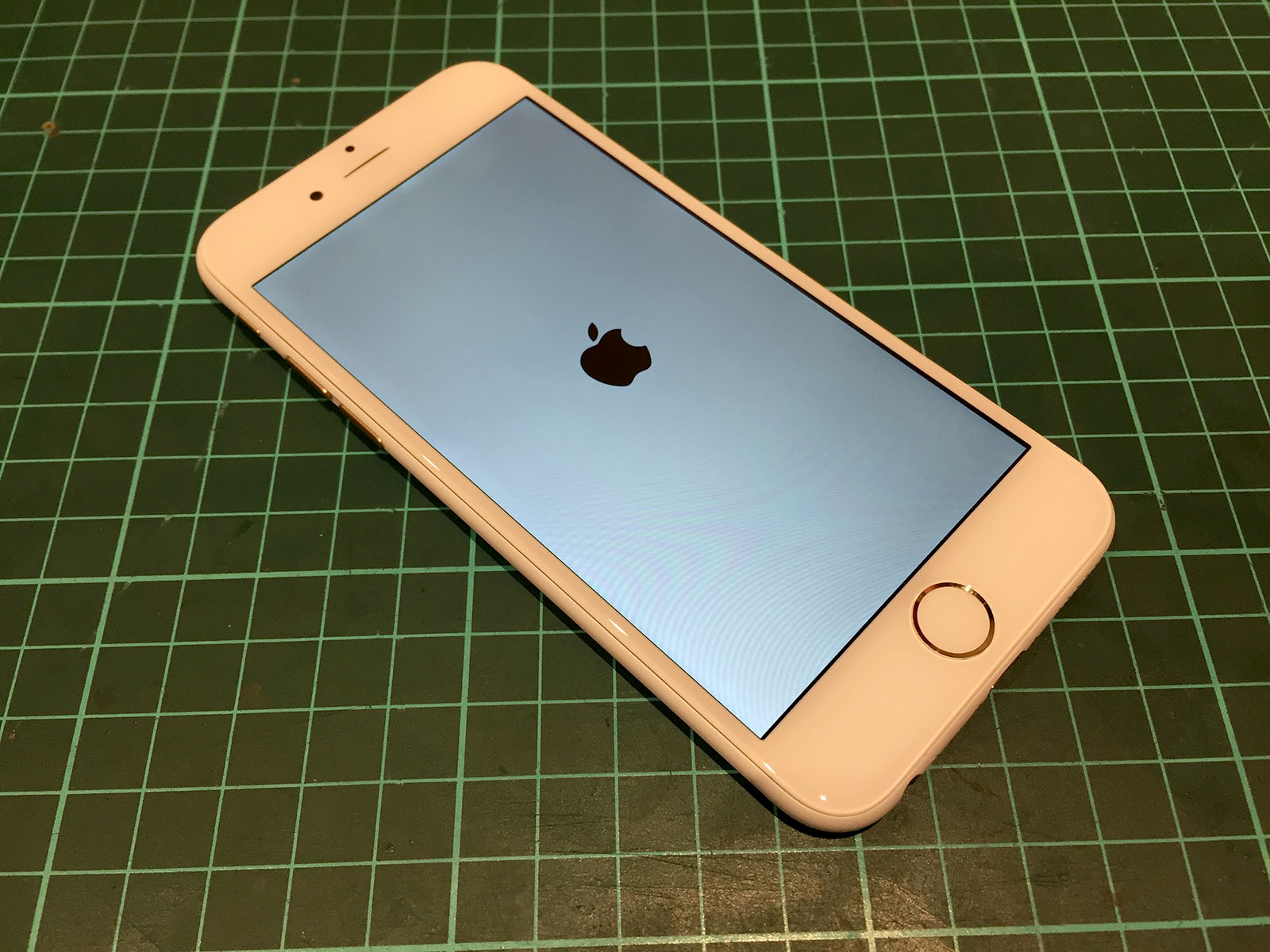iPhone_do_vo_trang_matte_white_2.jpg