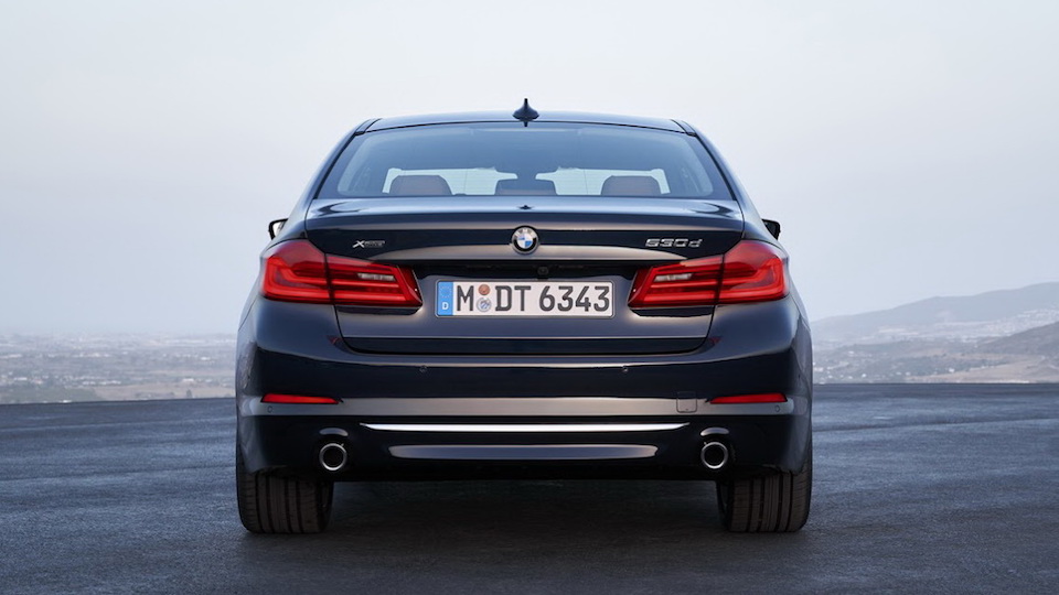 Xe.Tinhte.vn-BMW-5-Series-vs-Mercedes-Benz-E-Class-15.jpg