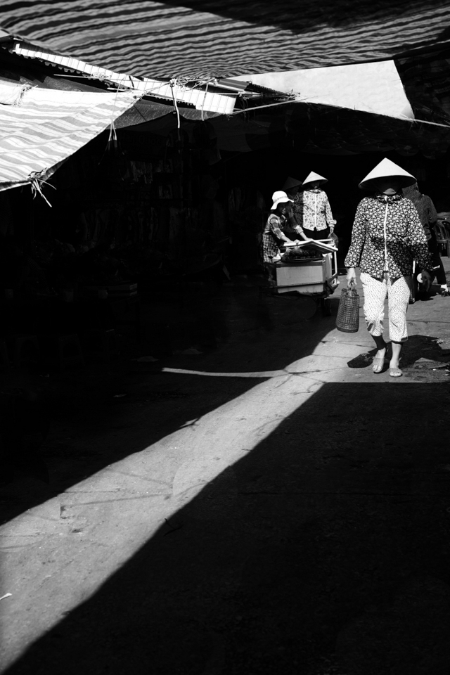 Camera.Tinhte_Top10 anh BW_Ngõ chợ.jpg