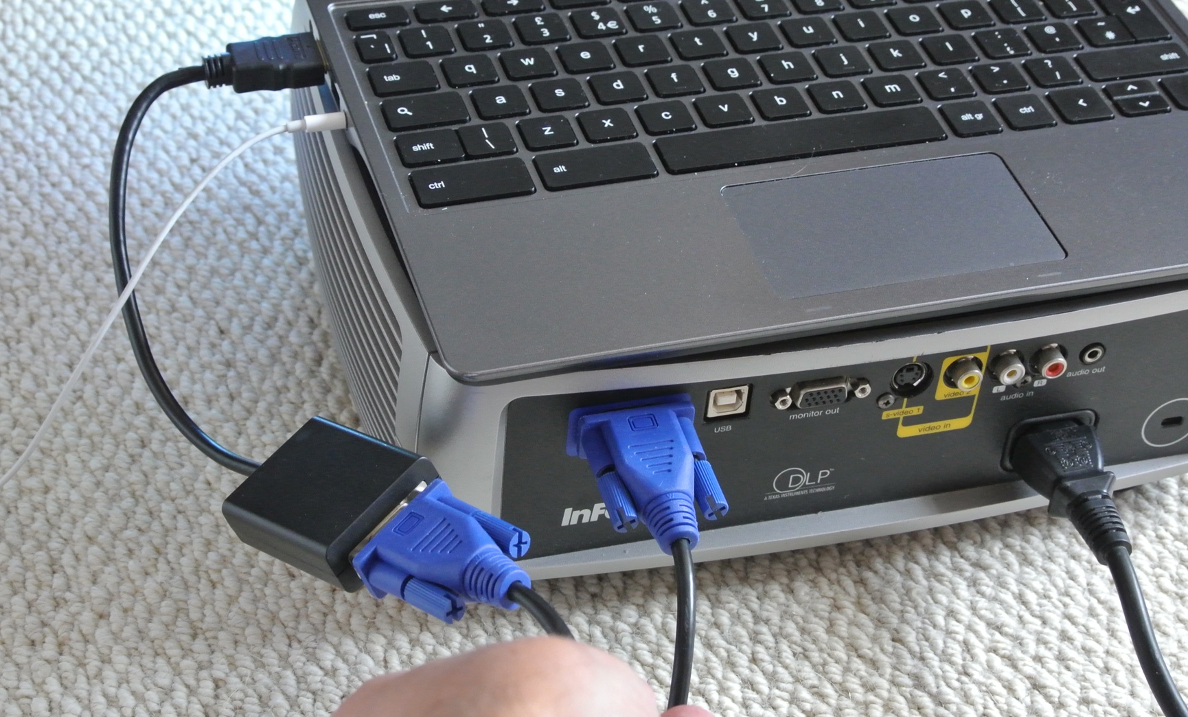 Connecting-Acer-C720-Chromebook-to-VGA-Projector.jpg