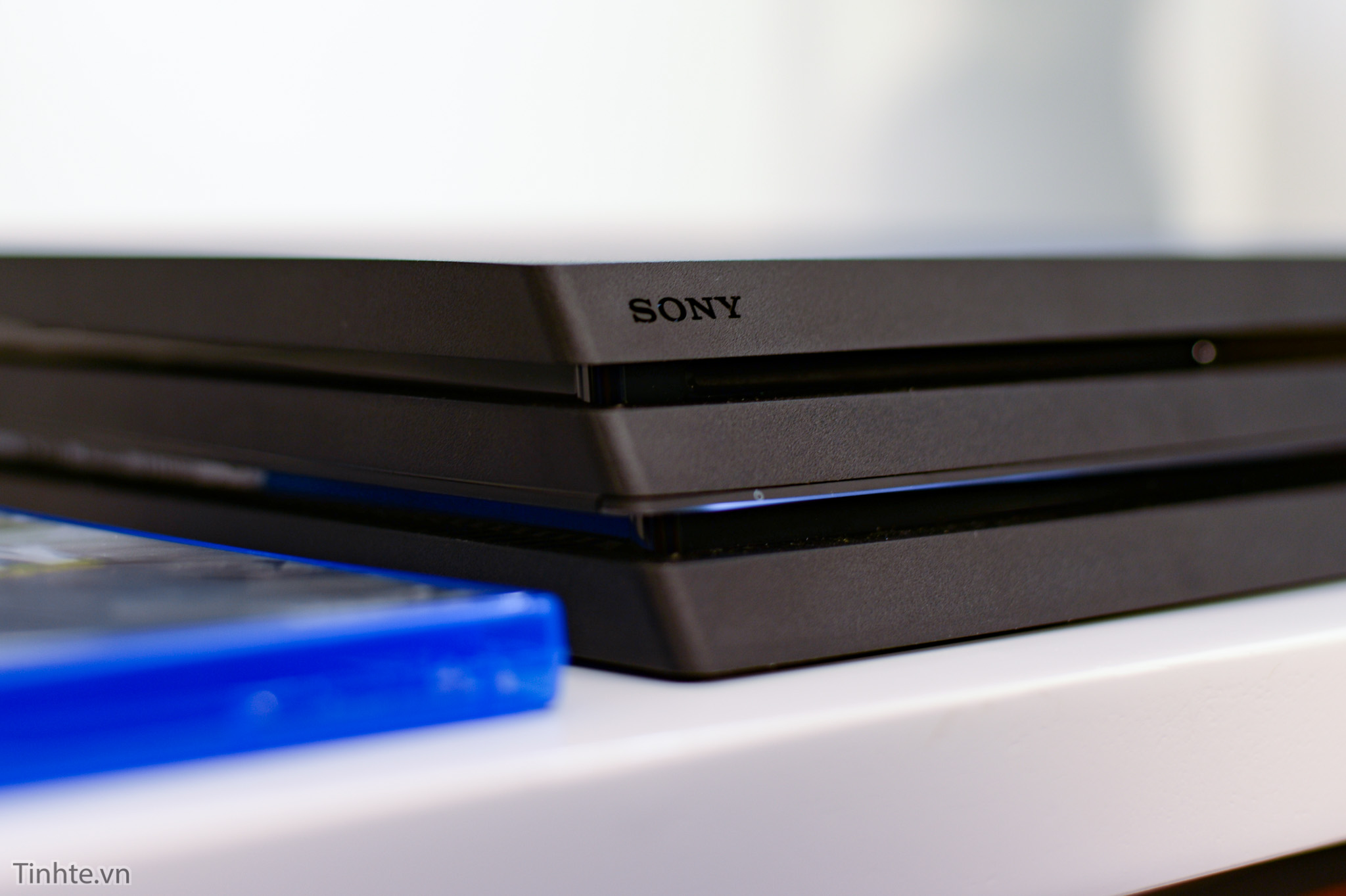 Đánh giá nhanh PlayStation 4 Pro: dày và nặng hơn PS4 thường, game 4K ngon  tùy nhà phát triển