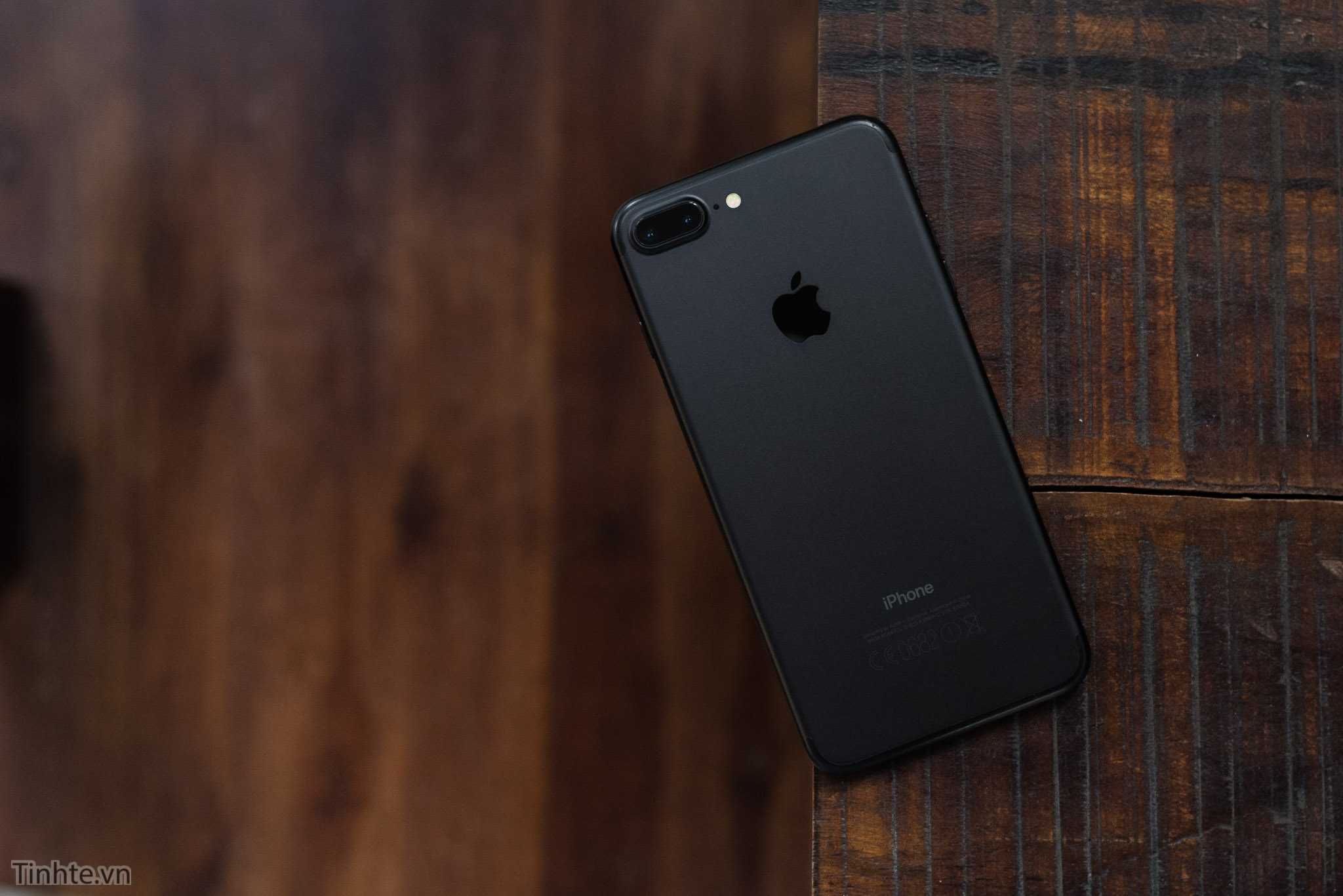 iPhone 7 Plus màu đen: Hãy khám phá cùng chúng tôi chiếc iPhone 7 Plus màu đen bí ẩn, đầy sang trọng và ấn tượng với hệ thống camera kép chụp ảnh hoàn hảo và hiệu năng mạnh mẽ.