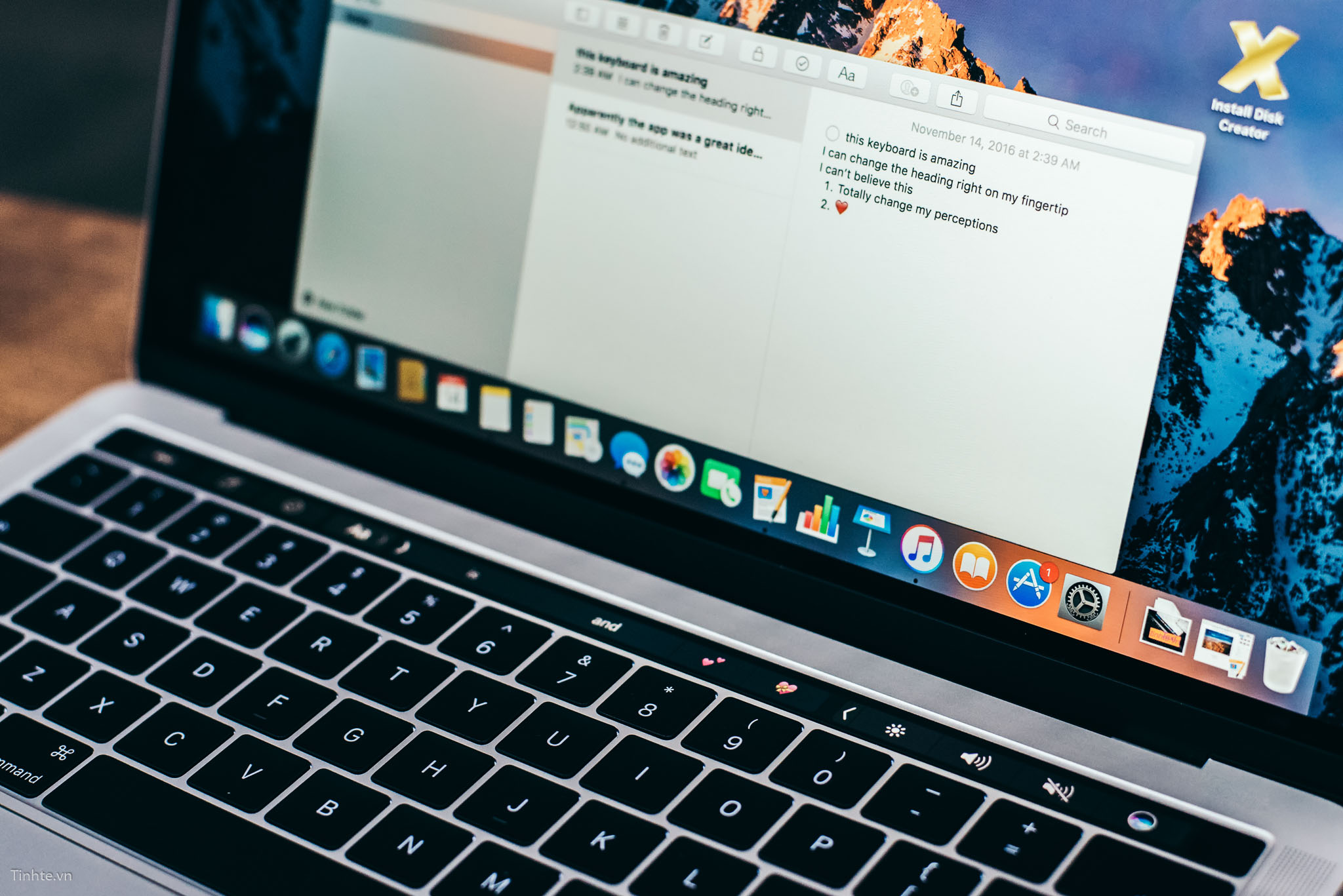 Tren_tay_Macbook_pro_touch_bar_tinhte.vn-17.jpg