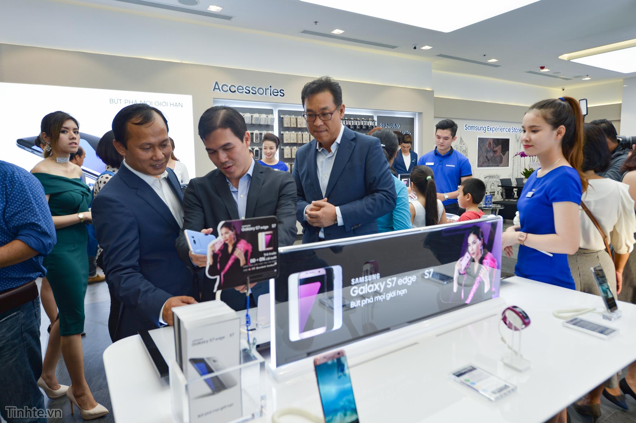 Samsung_Experience_Store_Mai_Nguyen_3.jpg