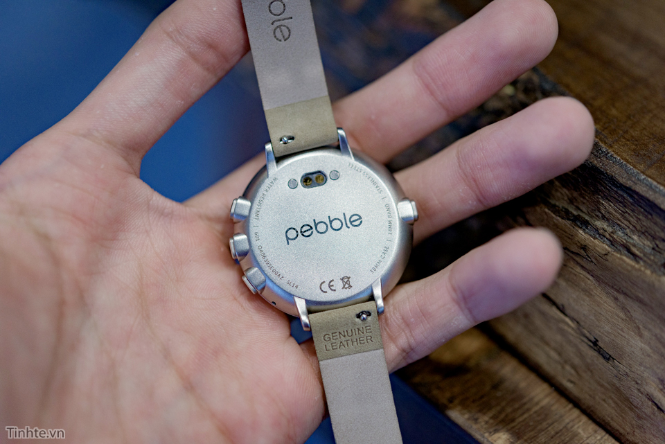 Pebble_time_round_1_nam_nhin_lai_2.jpg