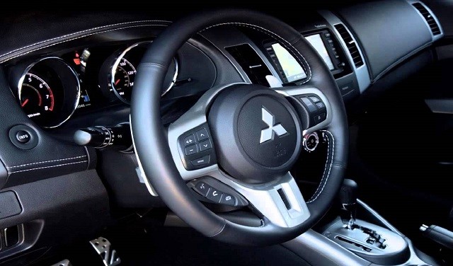 2016-mitsubishi-pajero-interior1_1480.jpg