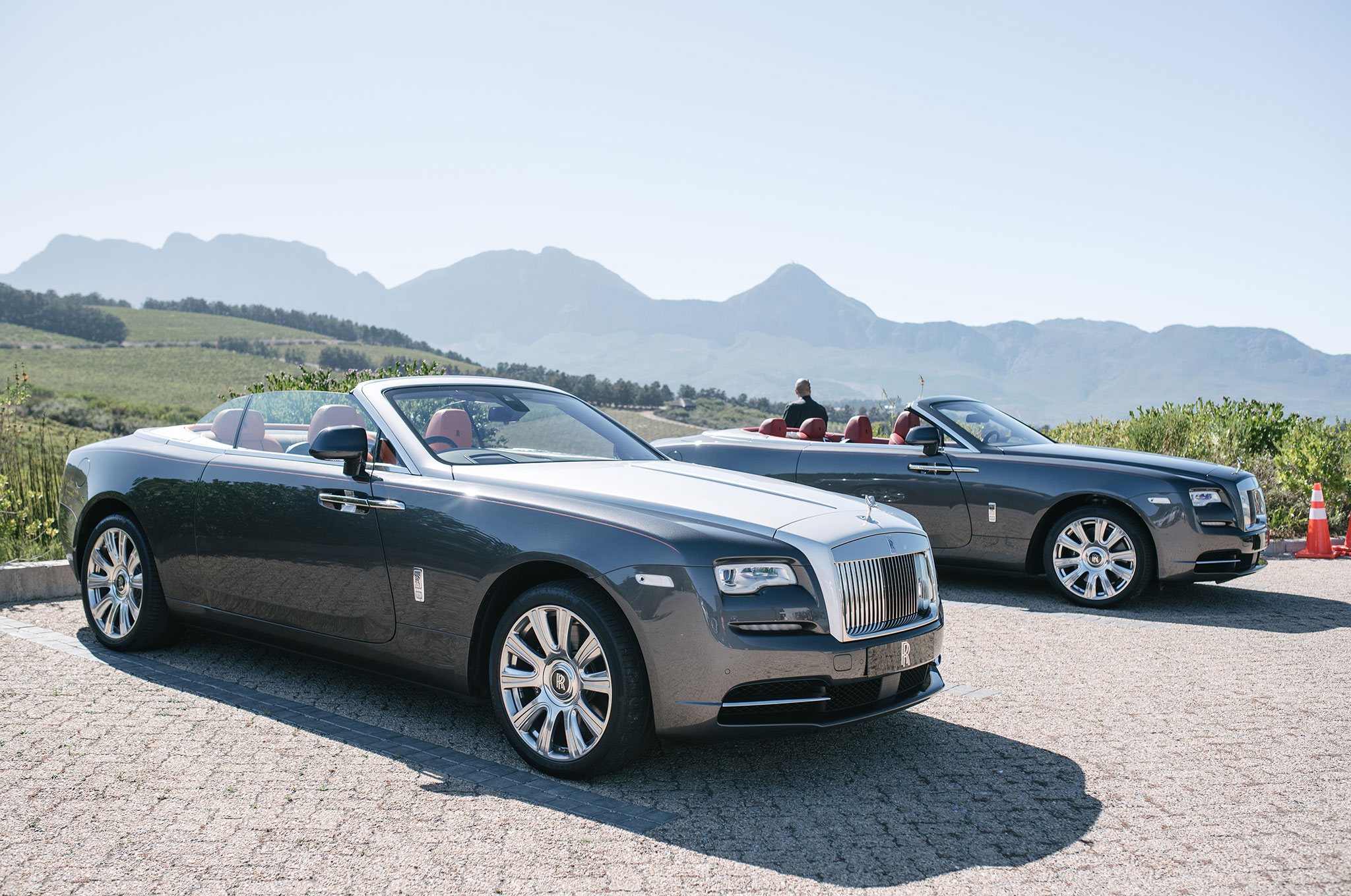 2016-Rolls-Royce-Dawn-group-02.jpg