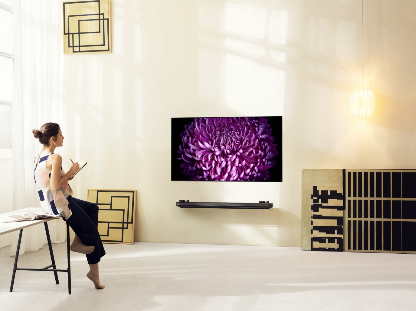 LG SIGNATURE OLED TV W_Lifestyle1.jpg