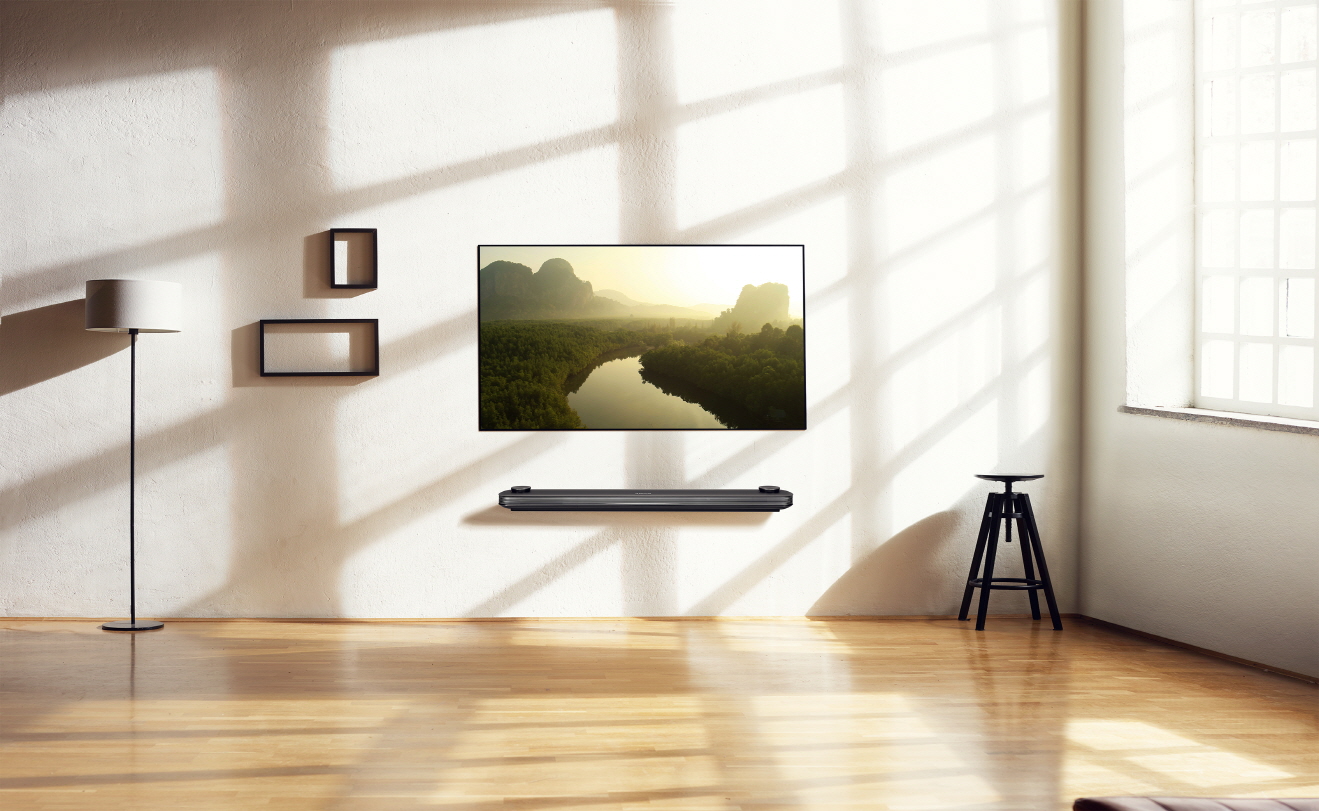 LG SIGNATURE OLED TV W_Lifestyle2.jpg