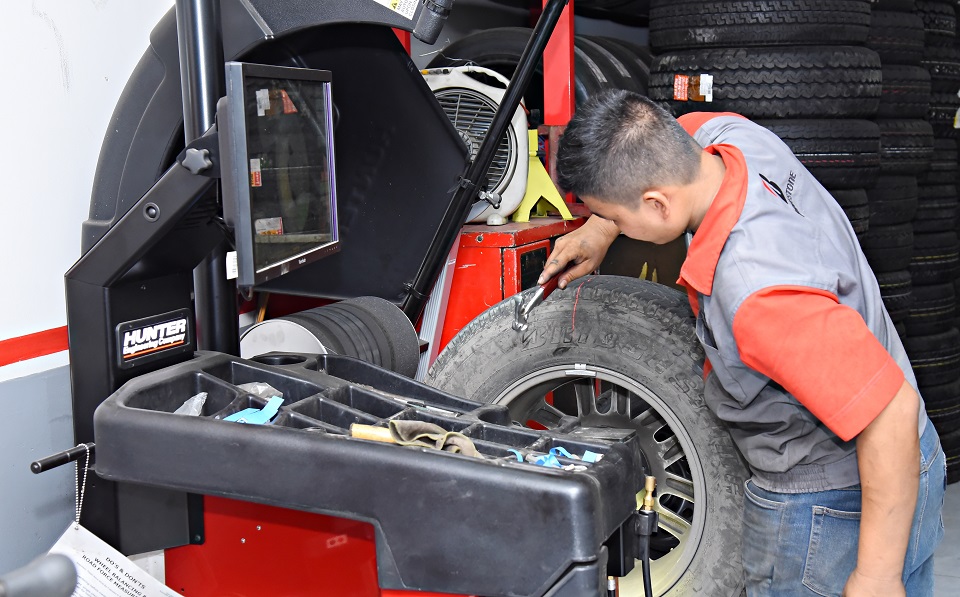 Kĩ thuật viên của B-select chăm sóc lốp cho xe của khách hàng.JPG