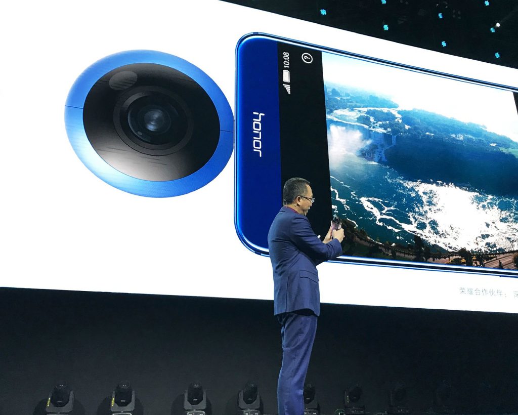 Ming-Zhao-President-of-Huawei-Honor-Business-Unit-holding-Honor-VR-Camera-1024x820.jpg