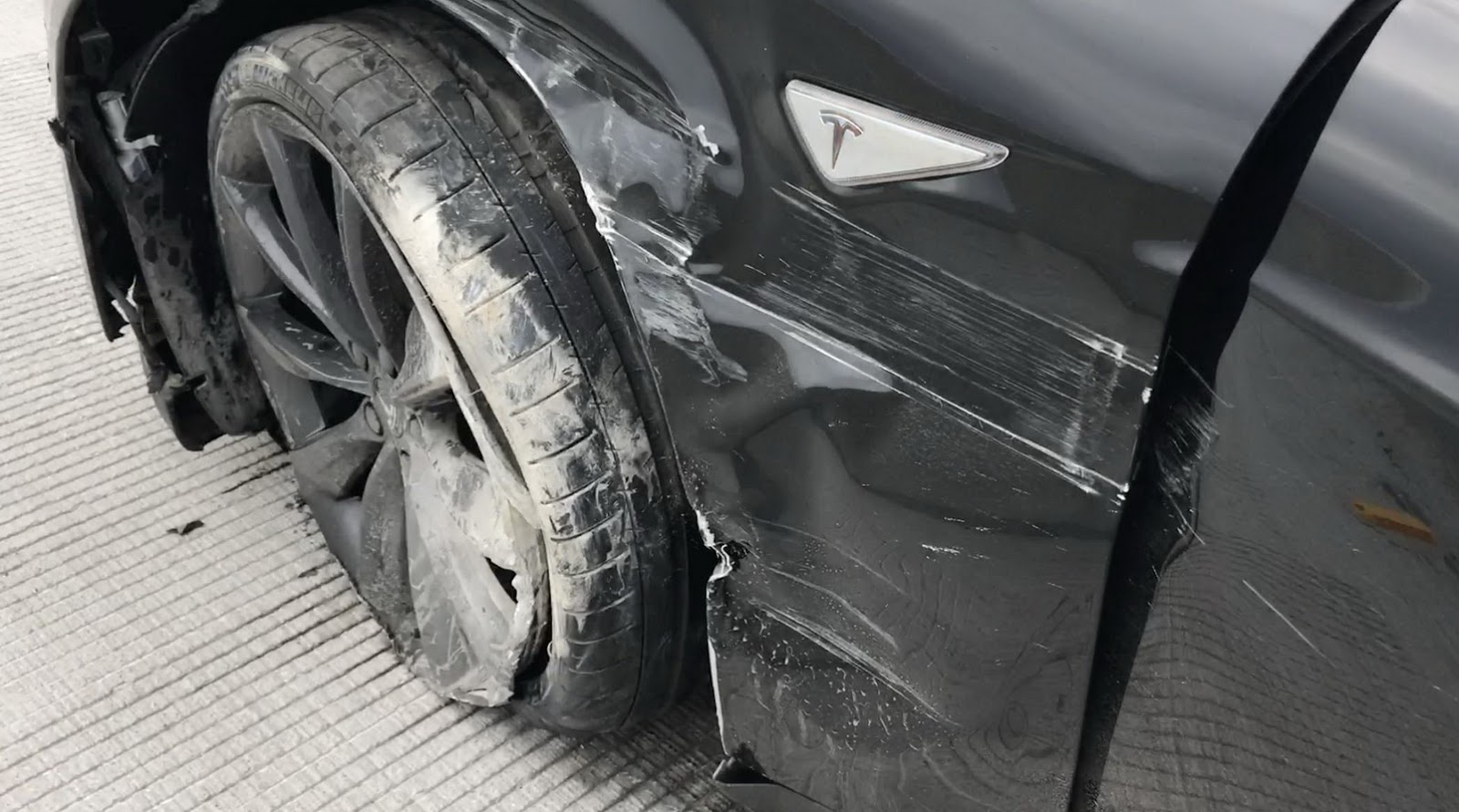 tesla-hits-barrier-autopilot-1.jpg