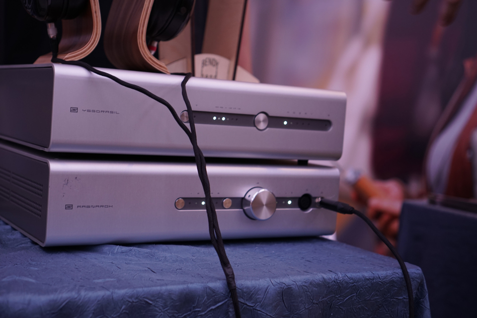 monospace-mrspeakers-schiit-yggdrasil-ragnarok-1.jpg
