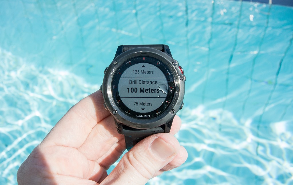 Лучшие часы для плавания. Часы Гармин для плавания в бассейне. Garmin Swim 3. Умные часы Garmin. Garmin Fenix в бассейне.