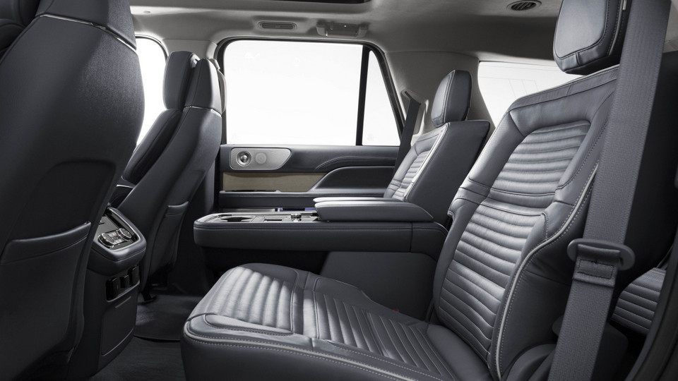 18lincolnnavigator-22-hr-1.jpg