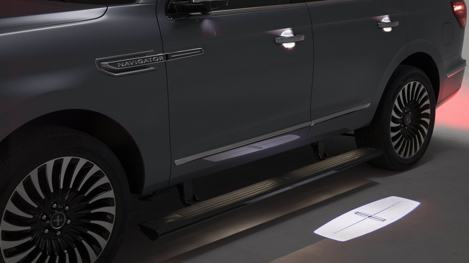 18lincolnnavigator-25-hr-1.jpg