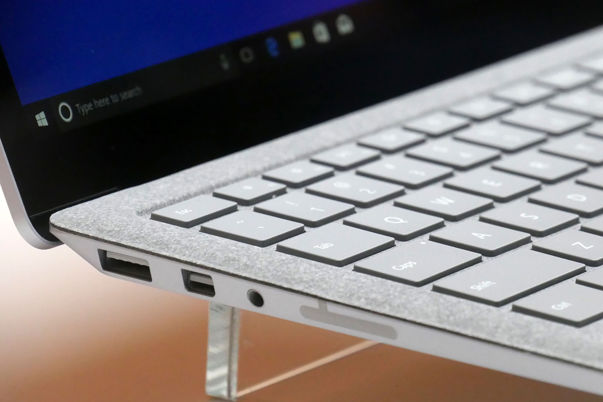 Surface Laptop cổng.jpg