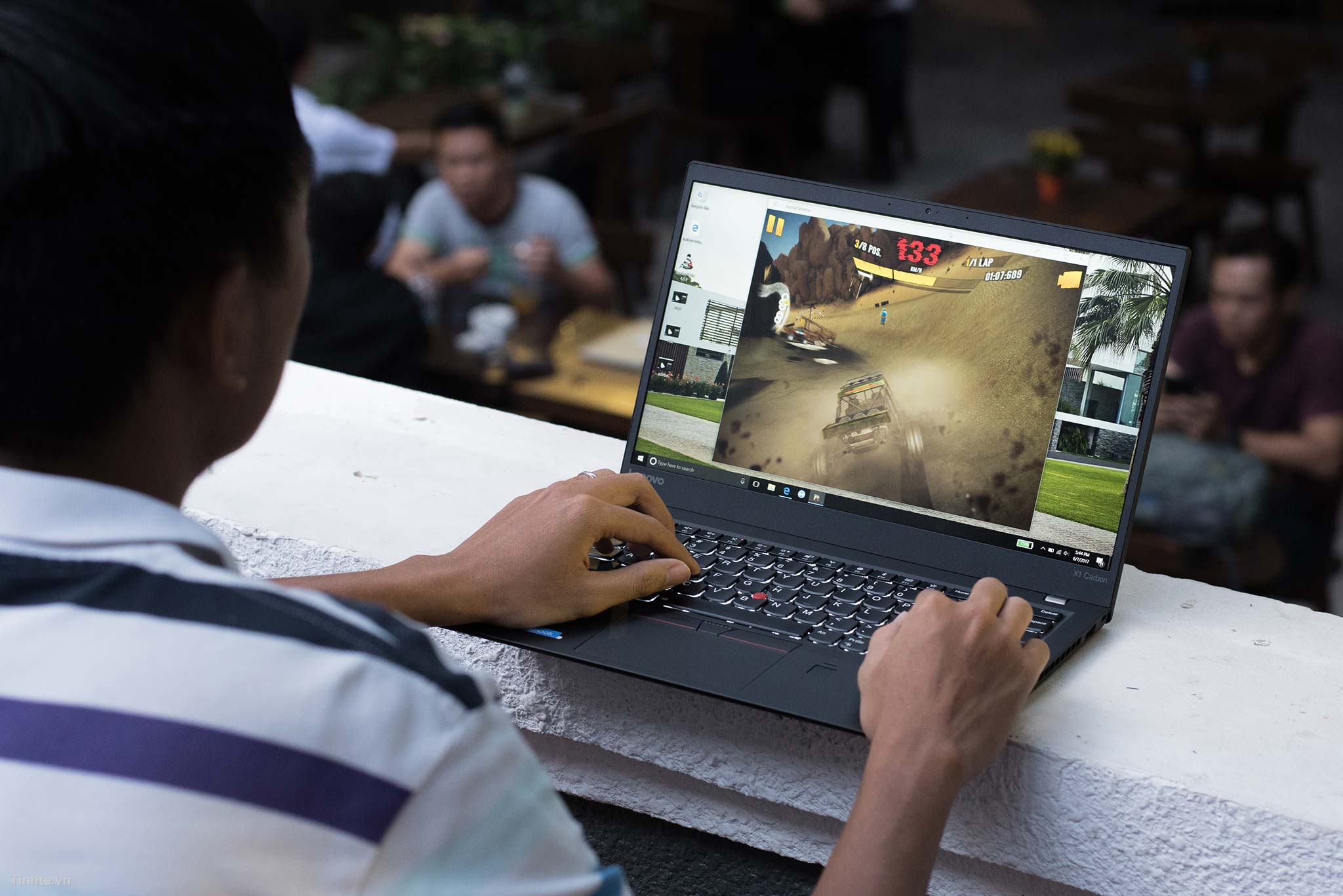 Trên tay Lenovo ThinkPad X1 Carbon gen 5: màn hình viền mỏng, bàn phím  chống tràn nước, USB-C