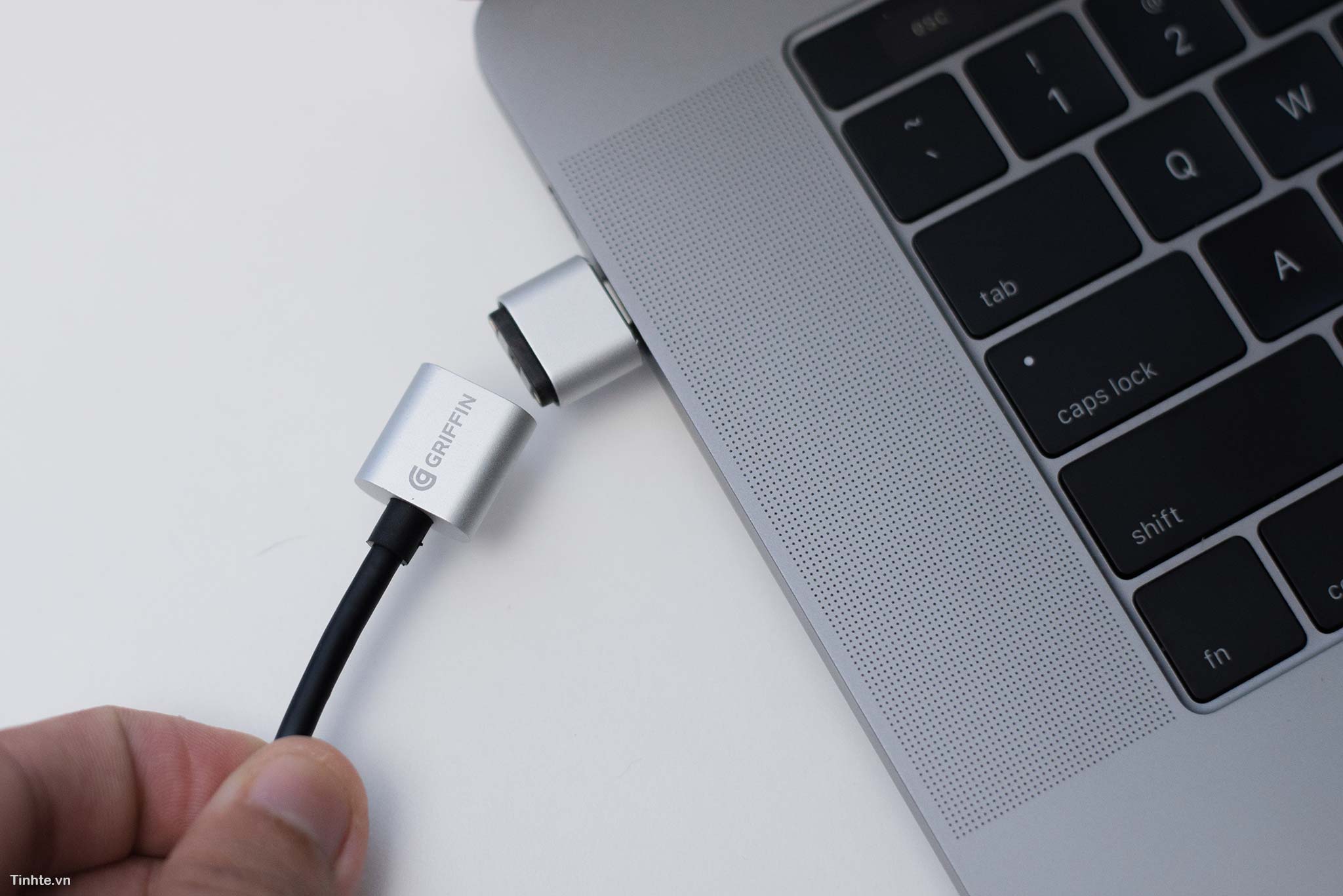 tinhte_tren_tay_BreakSafe_Magnetic_USB-C_Power_Cable_2.jpg