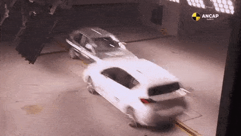 airbags-vs-no-airbags.gif