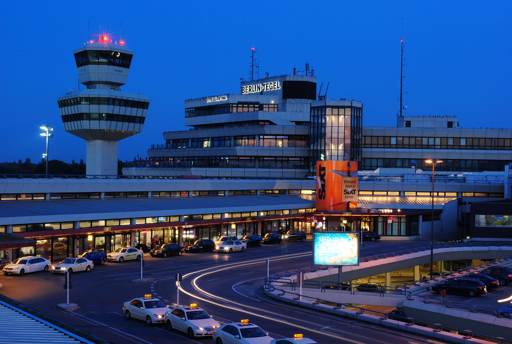 Flughafen_Tegel_Tower_und_Hauptgebäude.jpg