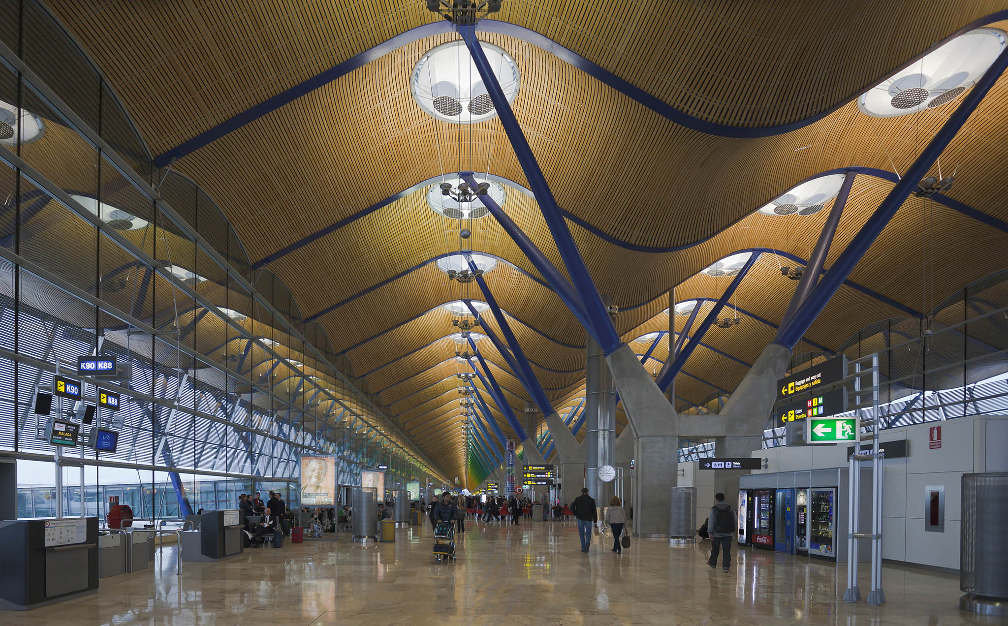 Terminal_4_del_aeropuerto_de_Madrid-Barajas,_España,_2013-01-09,_DD_11.jpg