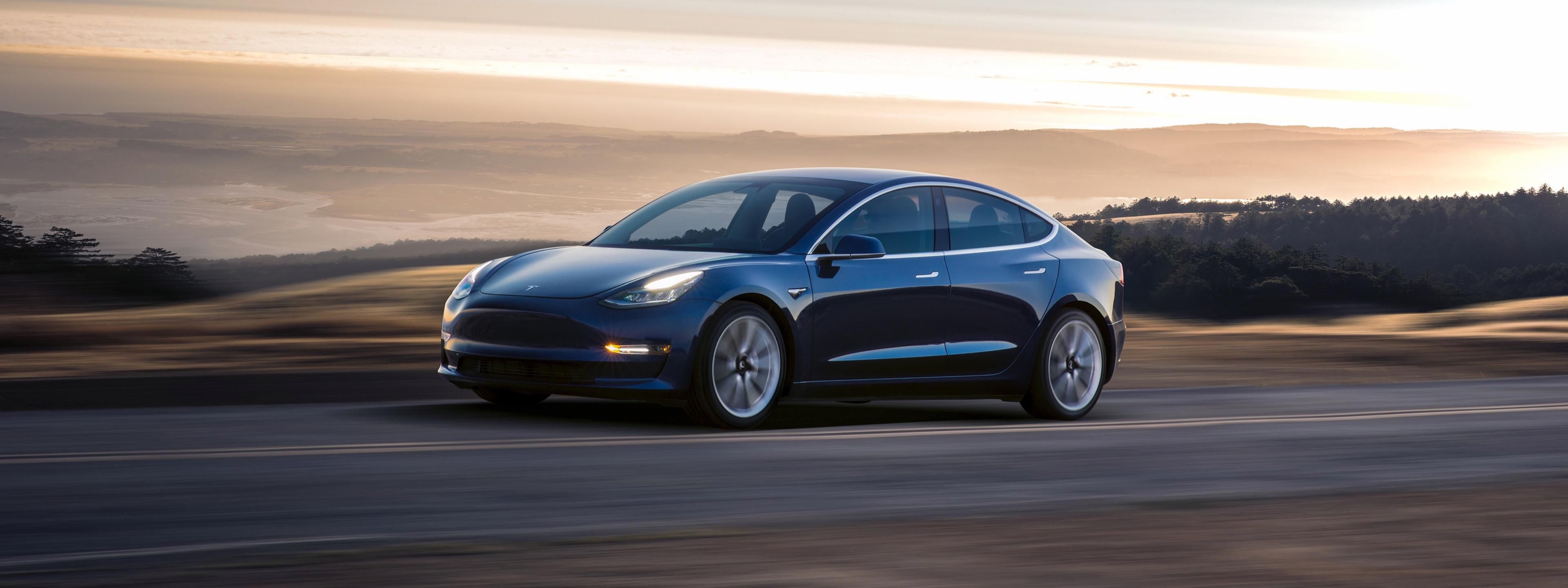 Tesla Model 3, Apple iPhone và những điểm chung thay đổi cả ngành công nghiệp Tesla Model 3, Apple iPhone và những điểm chung thay đổi cả ngành công nghiệp