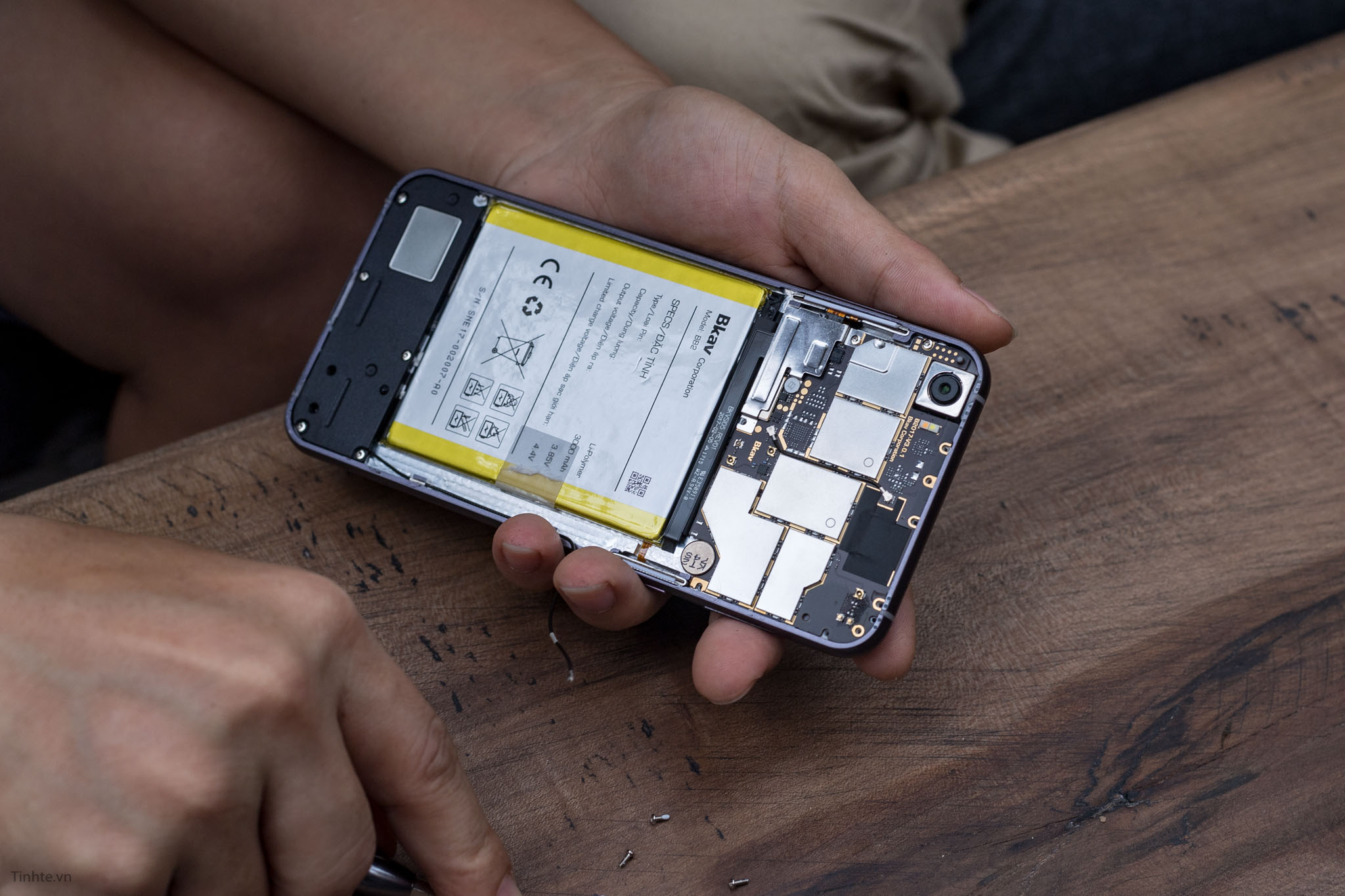 tear-down-bphone-2017-tinhte-6.jpg
