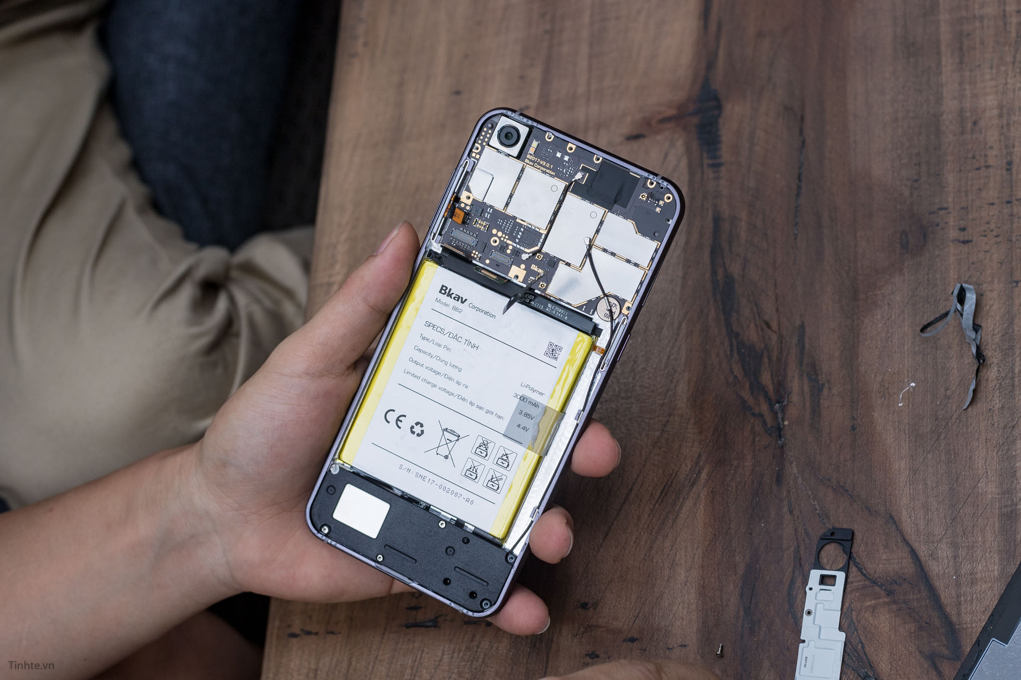 tear-down-bphone-2017-tinhte-7.jpg