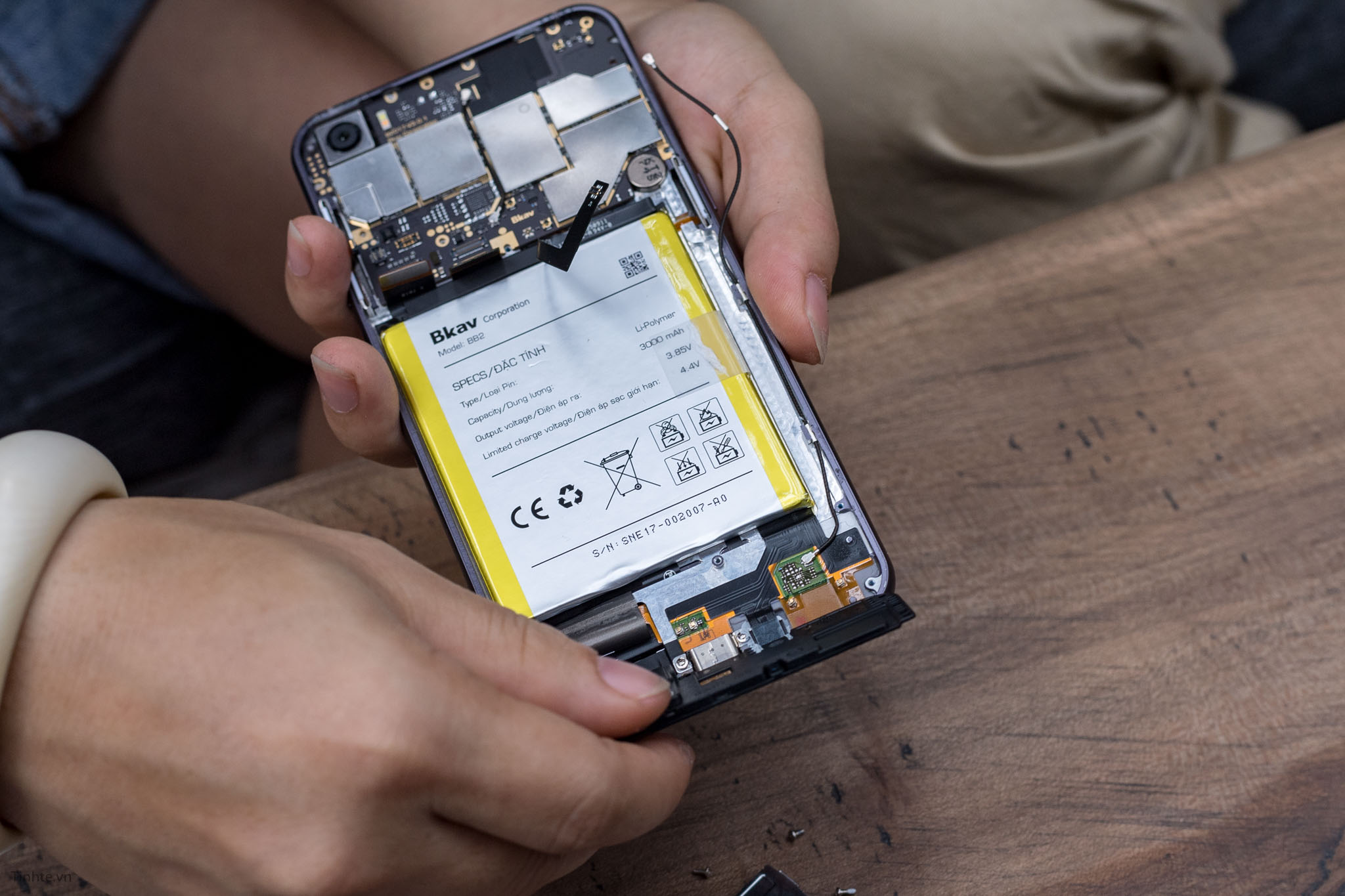 tear-down-bphone-2017-tinhte-8.jpg