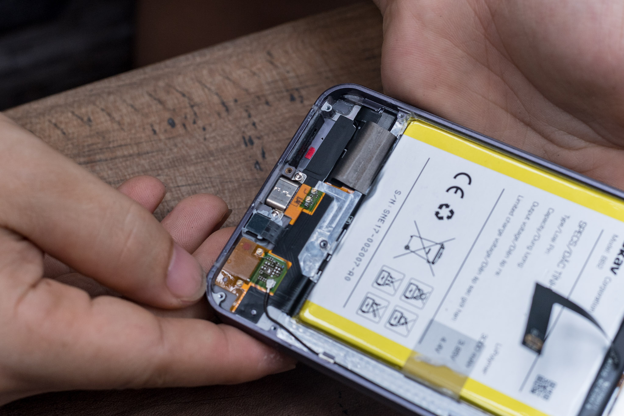 tear-down-bphone-2017-tinhte-9.jpg