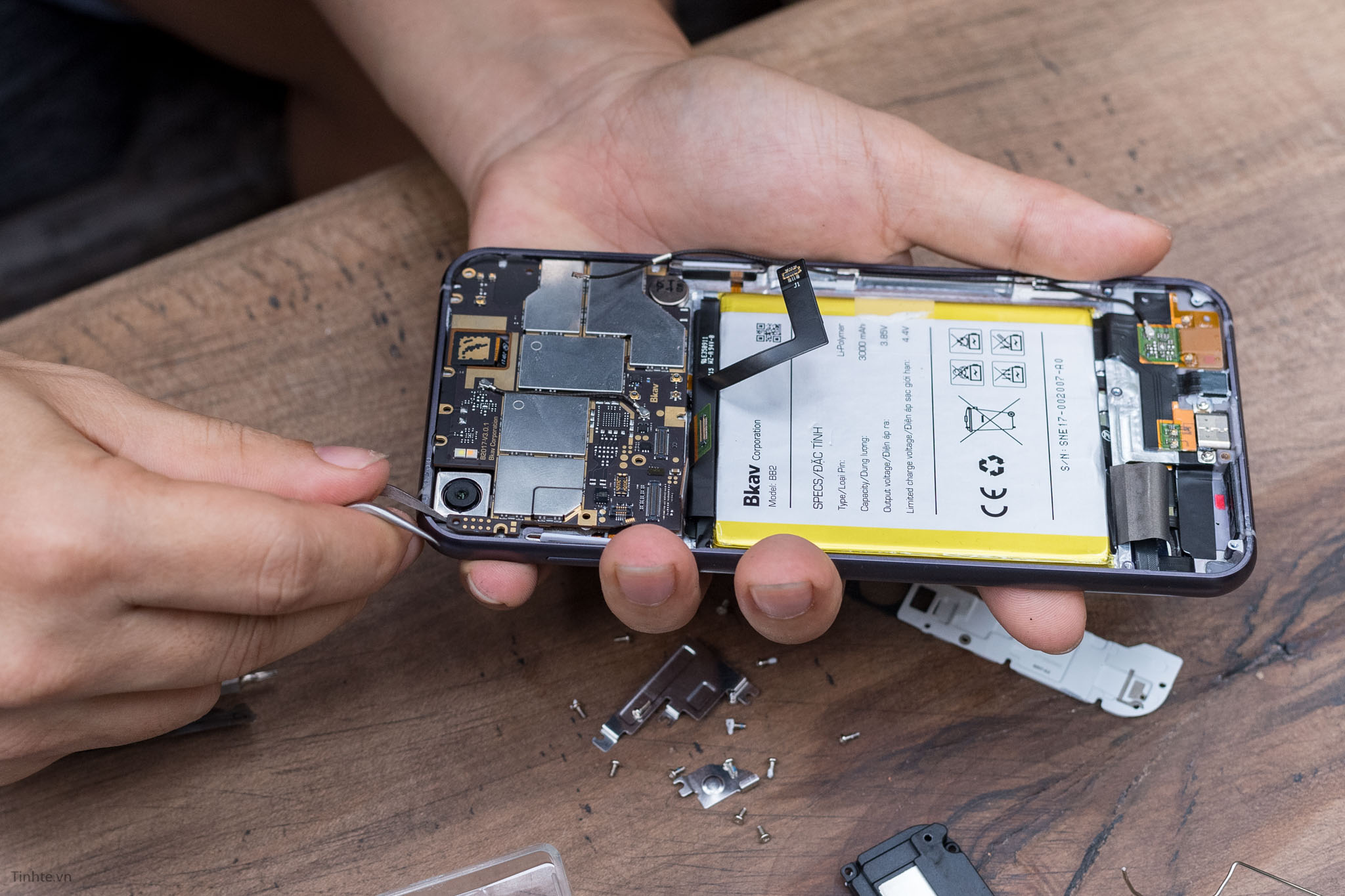 tear-down-bphone-2017-tinhte-11.jpg