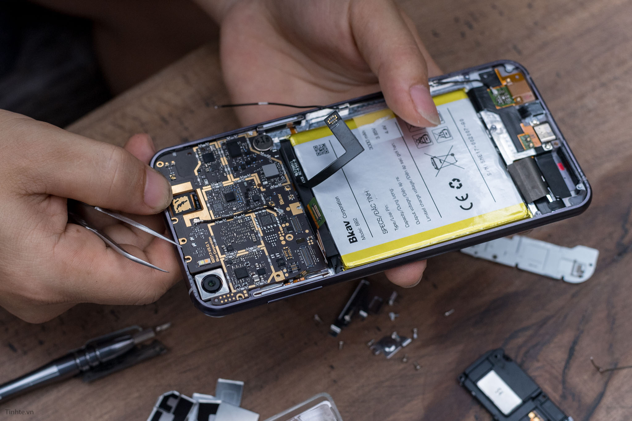 tear-down-bphone-2017-tinhte-13.jpg