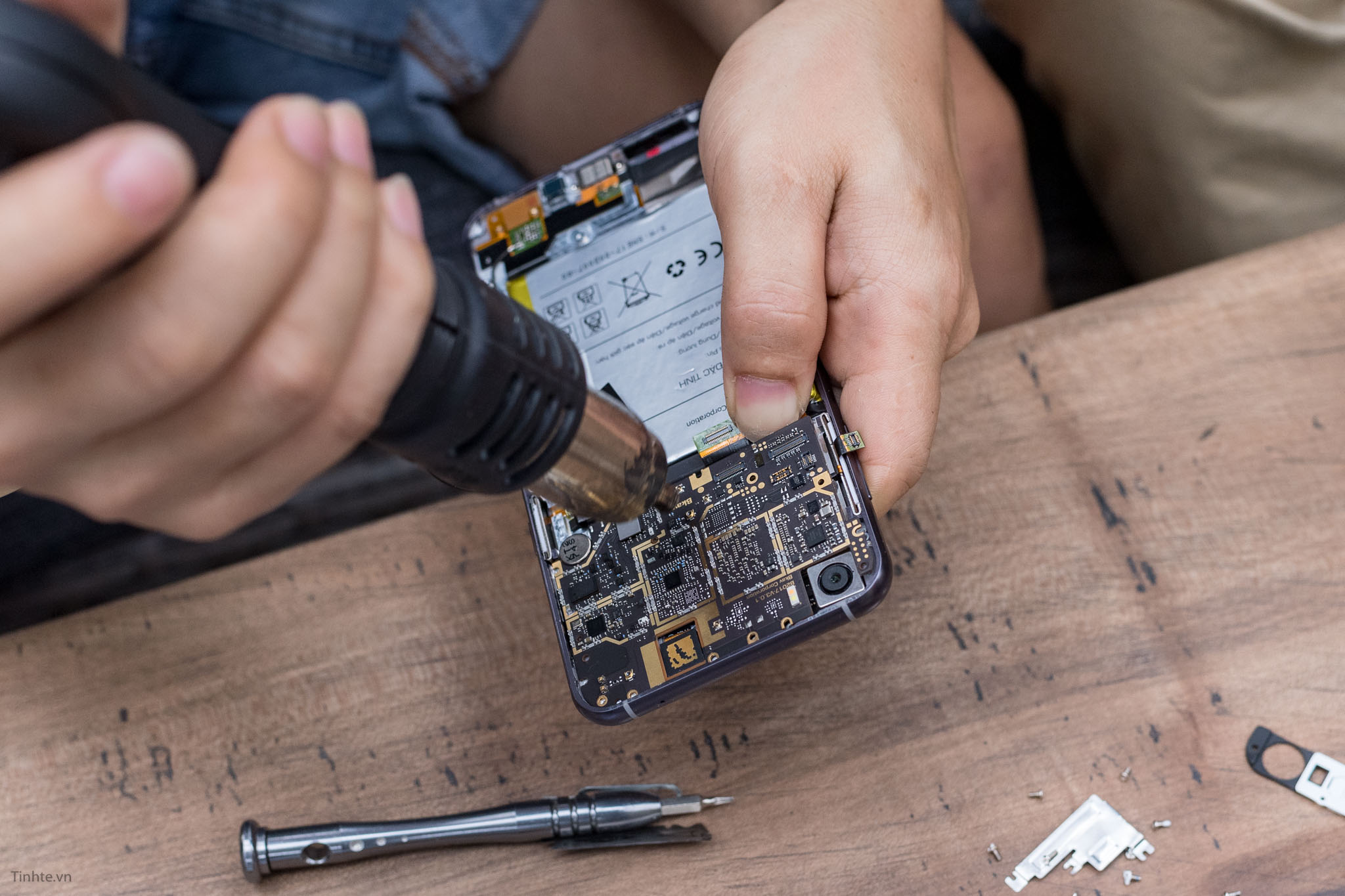 tear-down-bphone-2017-tinhte-14.jpg