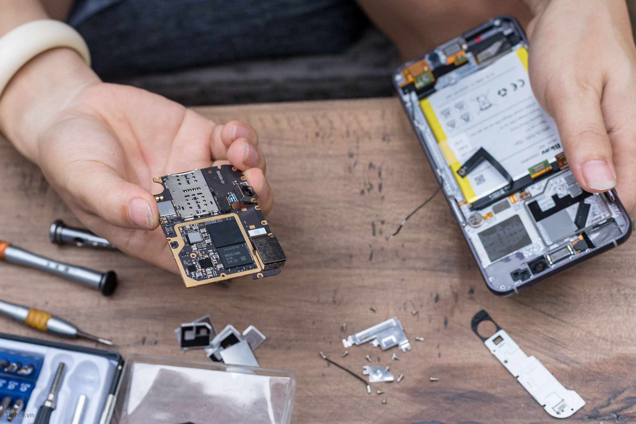 tear-down-bphone-2017-tinhte-16.jpg