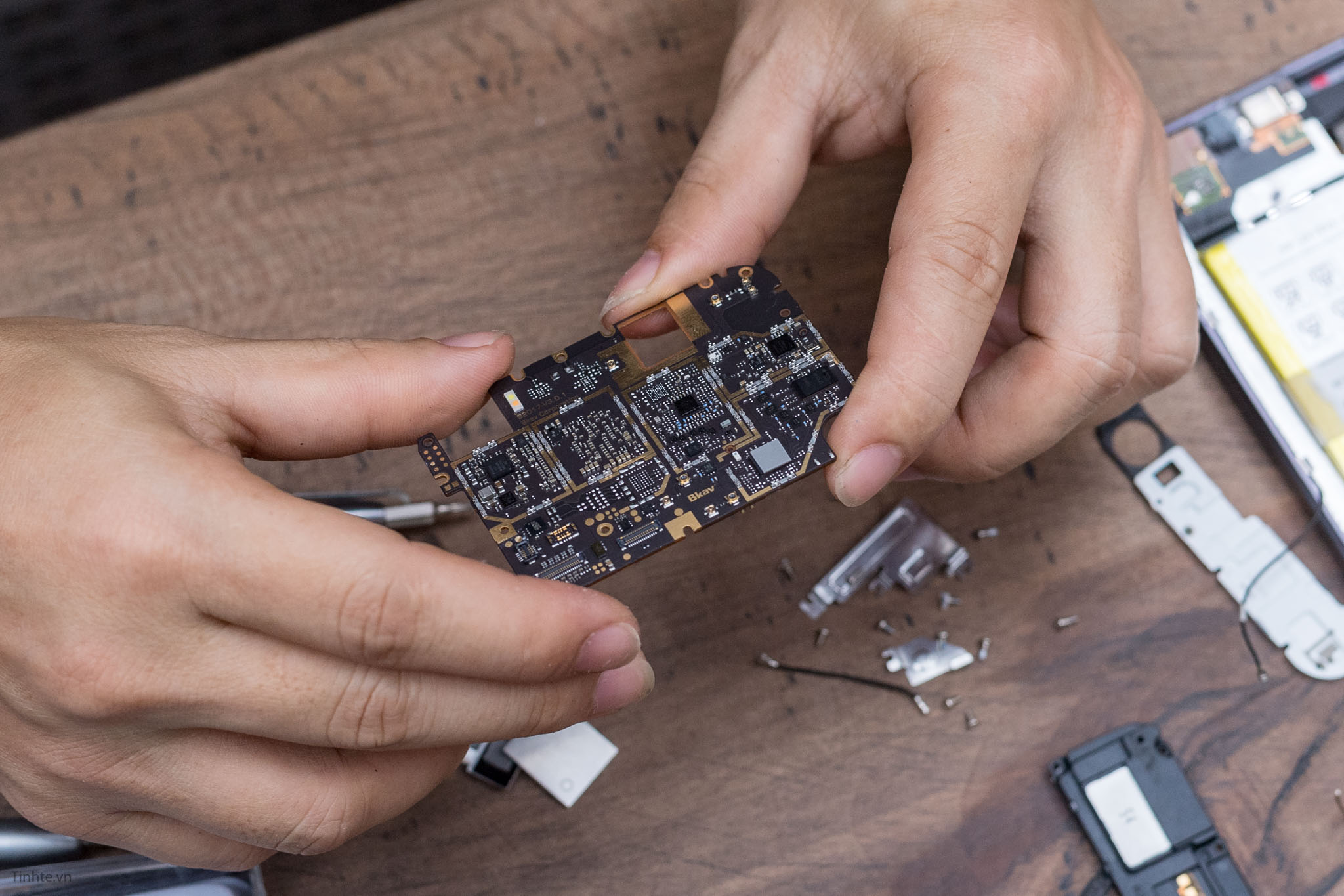 tear-down-bphone-2017-tinhte-17.jpg