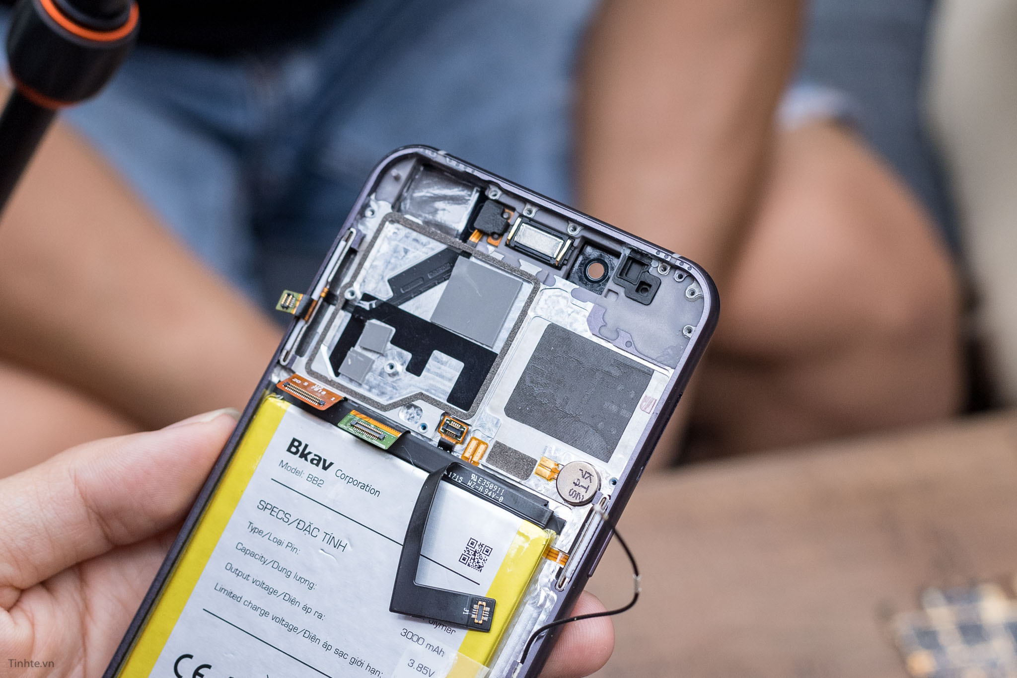 tear-down-bphone-2017-tinhte-18.jpg