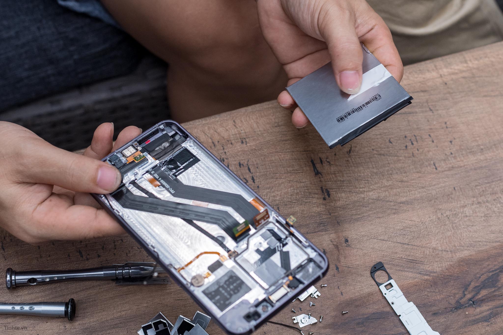 tear-down-bphone-2017-tinhte-19.jpg