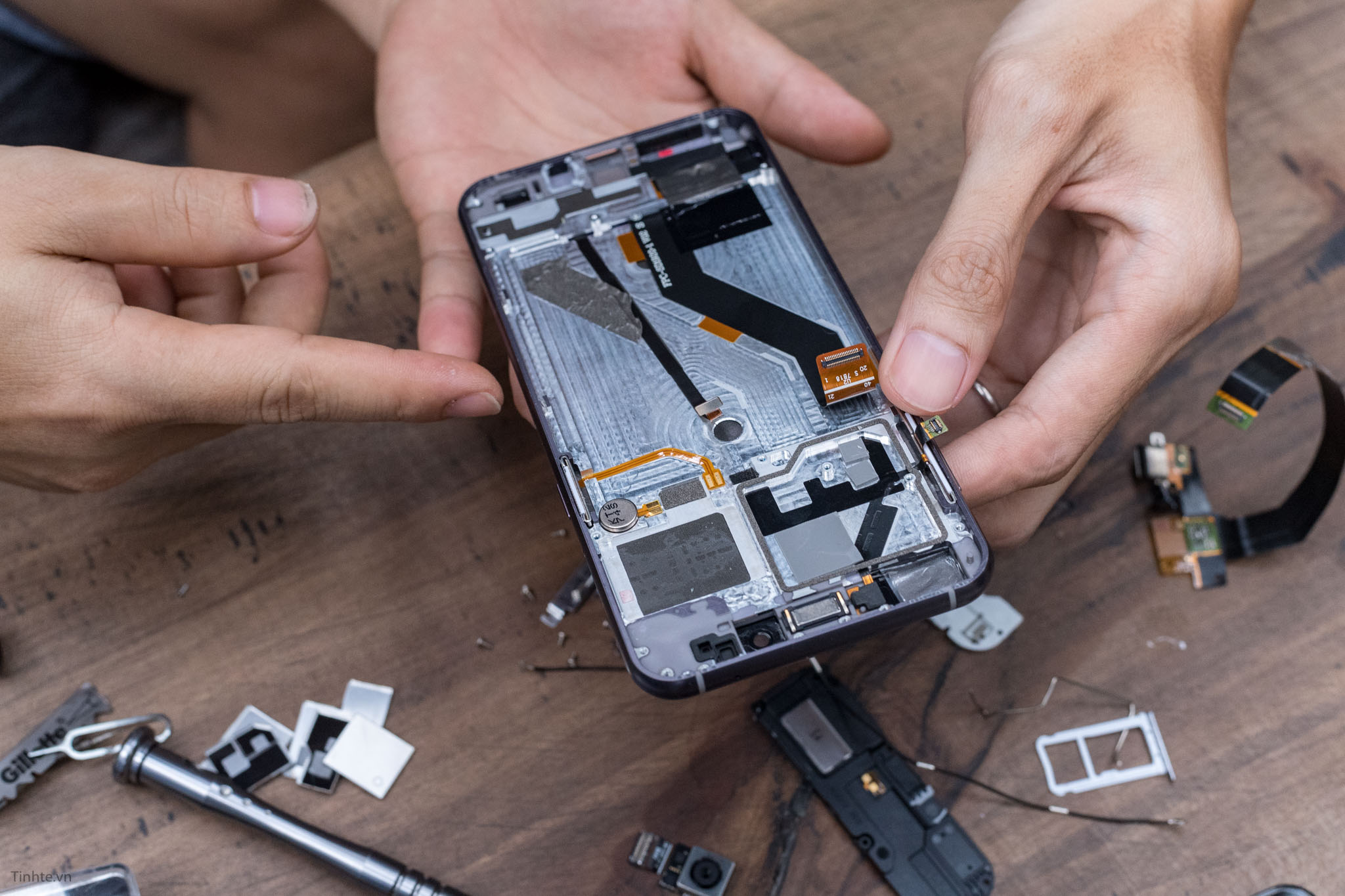 tear-down-bphone-2017-tinhte-22.jpg