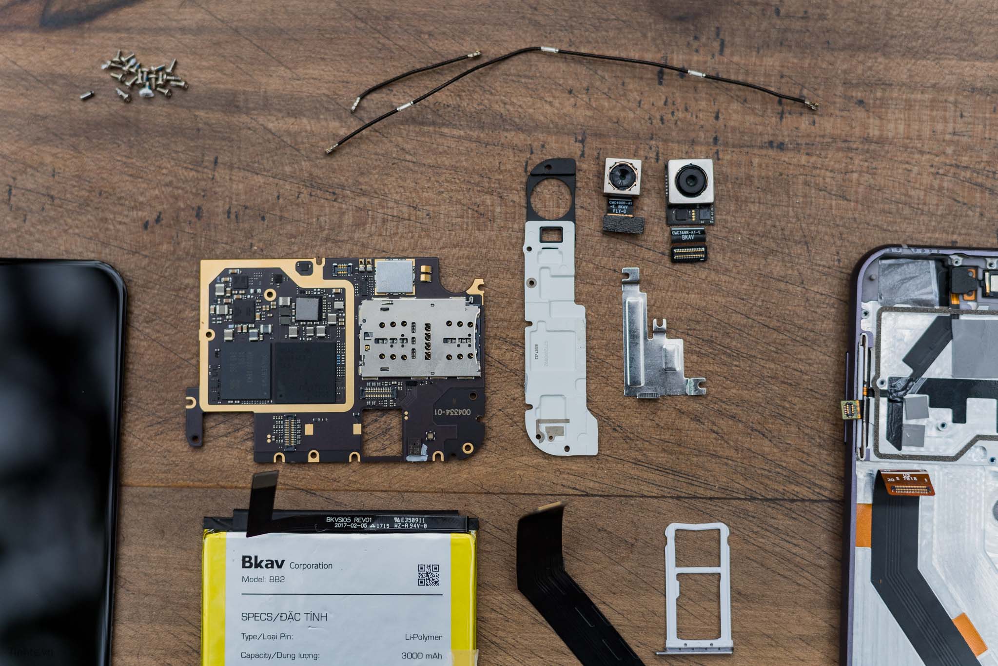 tear-down-bphone-2017-tinhte-25.jpg