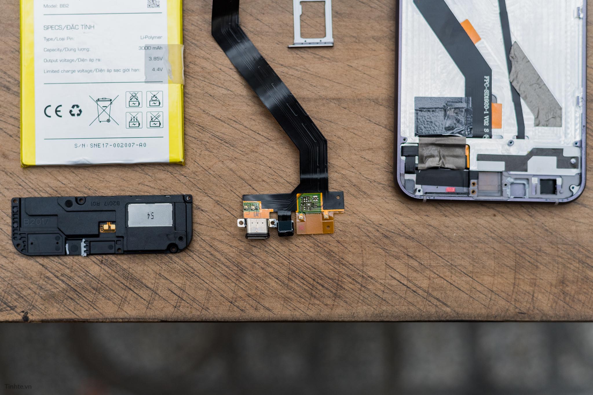 tear-down-bphone-2017-tinhte-27.jpg