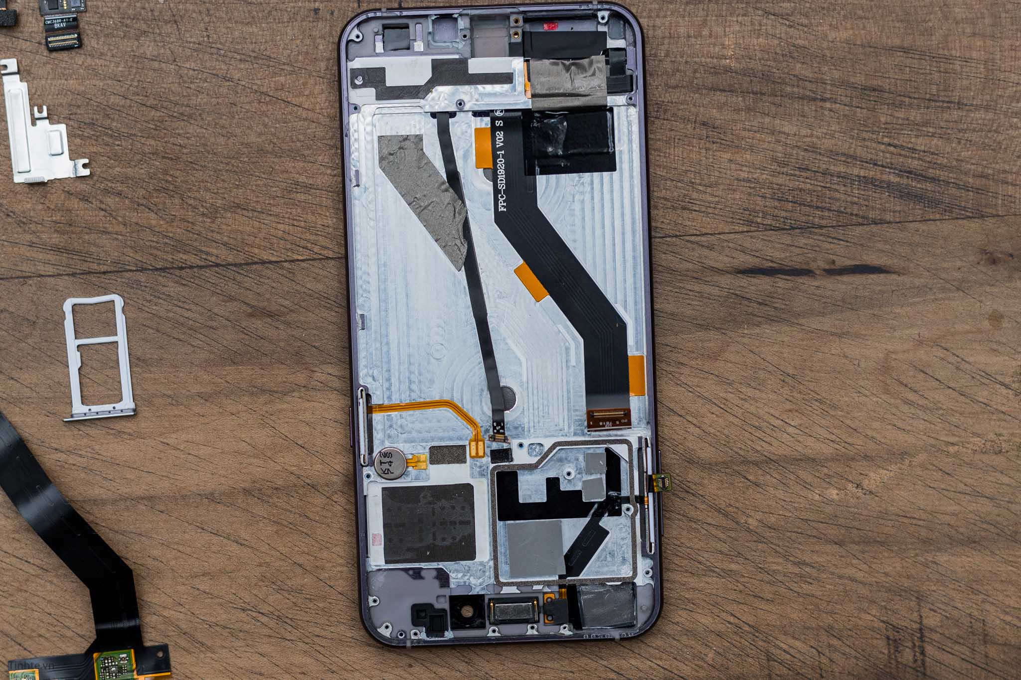 tear-down-bphone-2017-tinhte-30.jpg