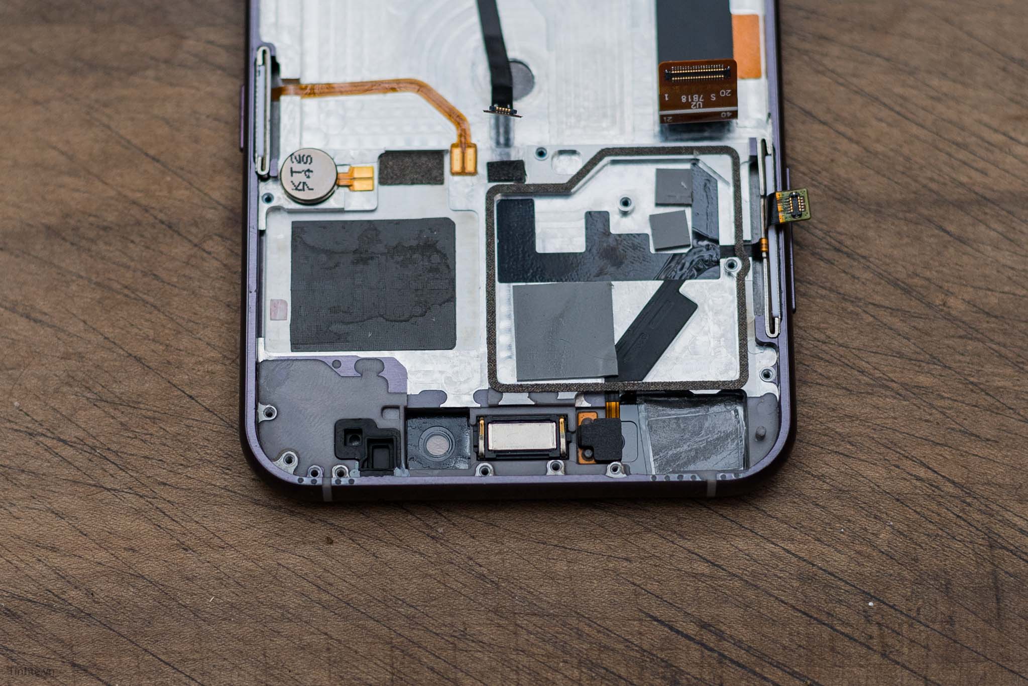 tear-down-bphone-2017-tinhte-31.jpg