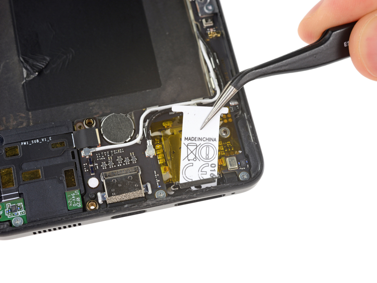 Ben_trong_Essential_Phone_iFixit_10.jpeg