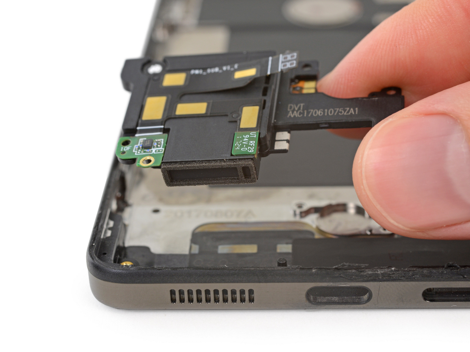 Ben_trong_Essential_Phone_iFixit_17.jpeg